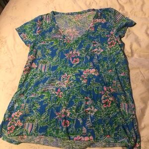 Lilly Pulitzer Etta V-Neck Short Sleeve Shirt Beneath the Bougainvillea szXL